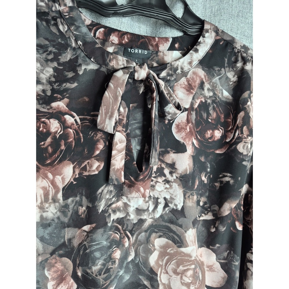 TORRID Size 1 Keyhole Bow Tie V-Neck 3/4 Sleeve Top Blouse Floral - Picture 3 of 9